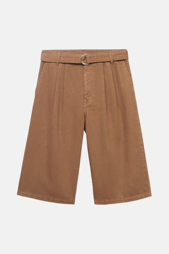 Bermuda marron de MANGO avec une ceinture à boucle métallique et des plis à l'avant.