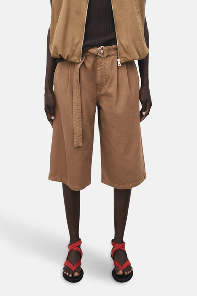 Shorts bruns de MANGO avec ceinture et larges bretelles, associés à un gilet brun.