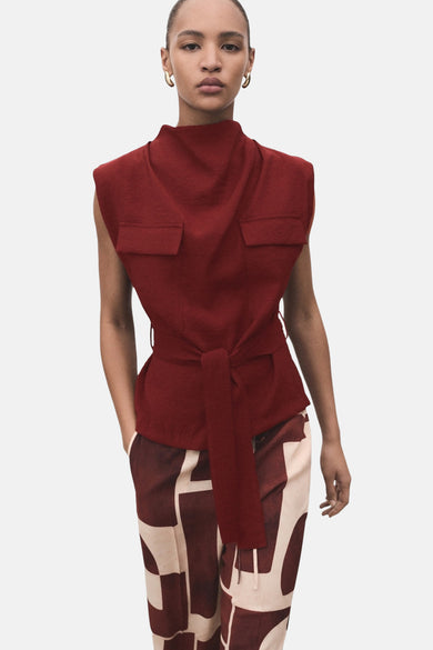 Blouse Bordeaux Mouloze de MANGO, avec un col haut, des poches po po et une ceinture à nouer.