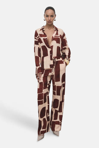 Multikleurige broek van MANGO met een blokpatroon en een trekkoord in de taille.
