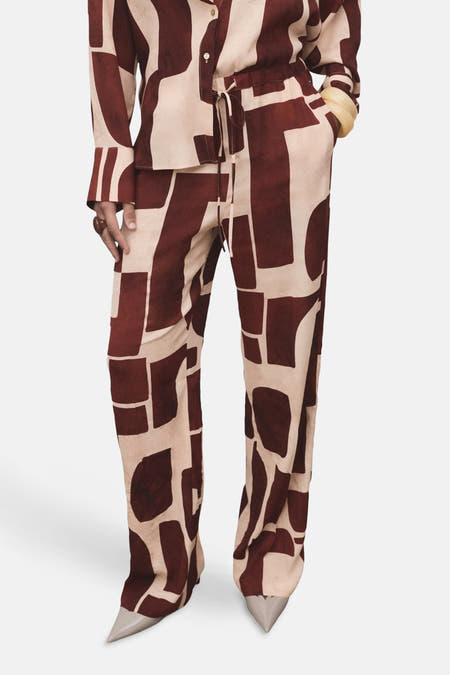 Pantalon multicolore de MANGO, avec un motif graphique frappant et un détail côtelé à la ceinture.