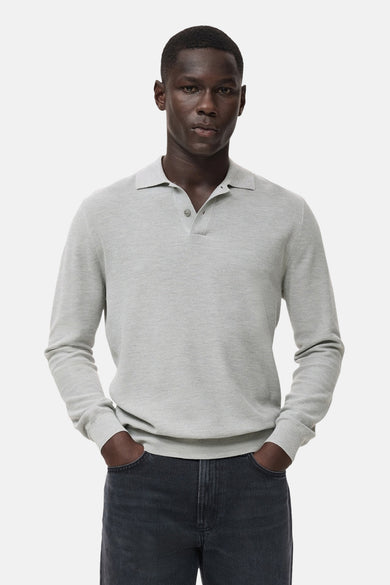 Sweat-shirt gris à col rond de MANGO, avec des manches longues et une fine texture tricotée.