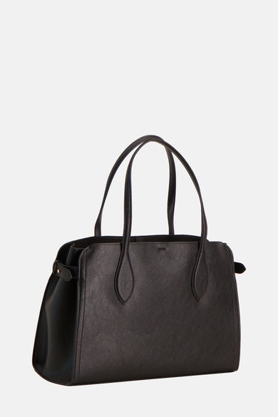 Sac à dos noir de MANGO, avec des anses longues et une subtile texture granulée.