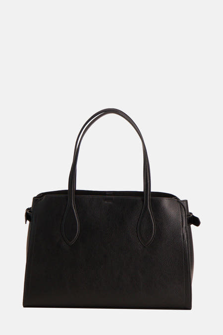 Sac à dos noir de MANGO, avec des anses longues et une subtile texture granulée.
