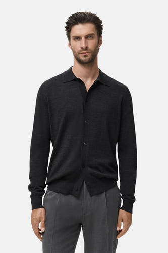 Gilet gris de MANGO porté sur un chemisier gris et un pantalon.