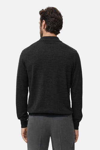 Gilet gris de MANGO, vu d de'rière porté avec un pantalon gris.