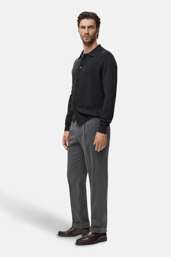 Gilet gris de MANGO, à voir avec un pantalon gris et des chaussures marron.