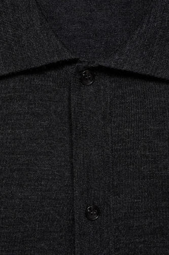 Gilet gris de MANGO, avec fermeture à boutons et fine tricots.