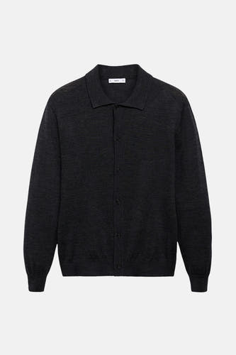 Gilet gris de MANGO, tricoté avec fermeture à boutons et col classique.