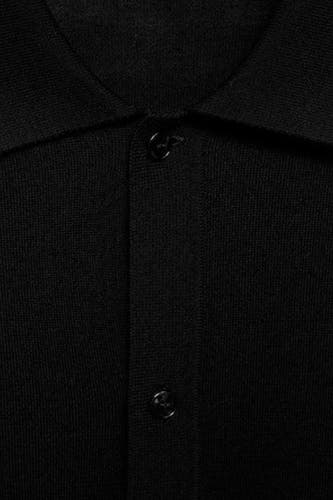 Gilet noir de MANGO avec fermeture à boutons et col.