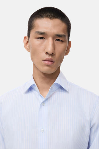 Blauw overhemd met lange mouwen van MANGO met een subtiel gestreept patroon.