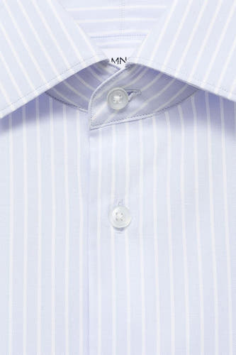 Chemise bleue rayée à manches longues de MANGO, avec un col classique et une fermeture à boutons.
