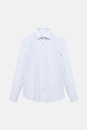 Chemise bleue rayée à manches longues de MANGO, avec un col classique et une fermeture à boutons.