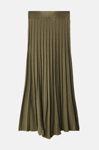 Long pantalon kaki de MANGO, texture froissée, associé à une chemise verte et des gants en cuir noirs.