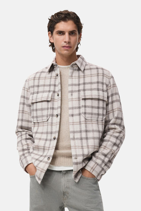 Manteau court multicolore de MANGO, avec un motif à carreaux, des manches longues et une coupe décontractée, vu de l'arrière.