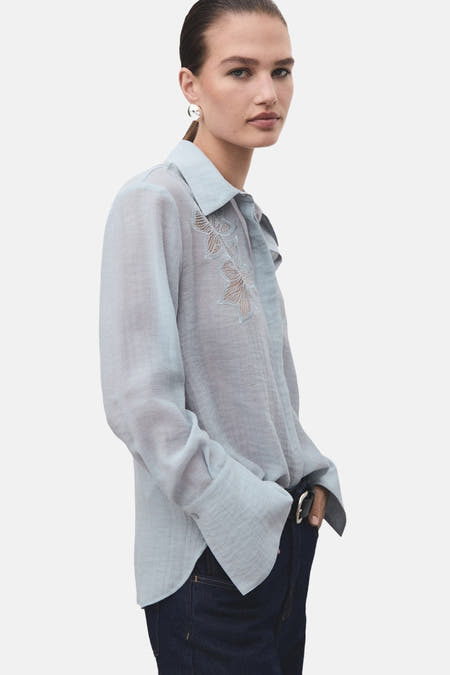 Blau,, longs manches de MANGO, avec une coupe décontractée et porté avec des jeans foncés.