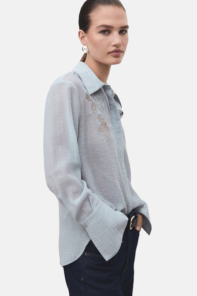 Blau,, longs manches de MANGO, avec une coupe décontractée et porté avec des jeans foncés.