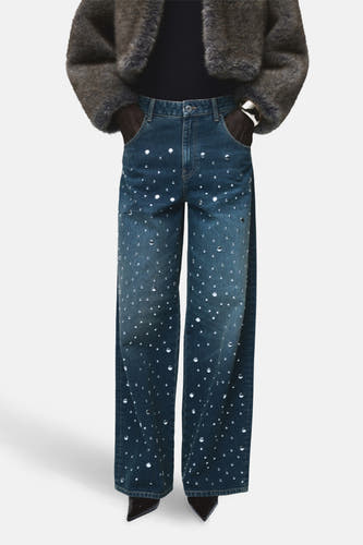 Jean droit bleu moyen de MANGO, avec des détails subtilement estompés et des poches arrière.