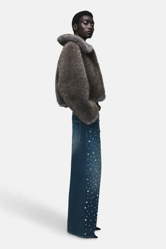 Middenblauwe rechte jeans de ELINA van MANGO met kristaldecoratie, gecombineerd met een grijze imitatiebontjas.