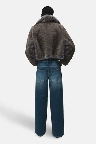 Middenblauwe rechte jeans van MANGO, met subtiele vervaagde details en achterzakken.
