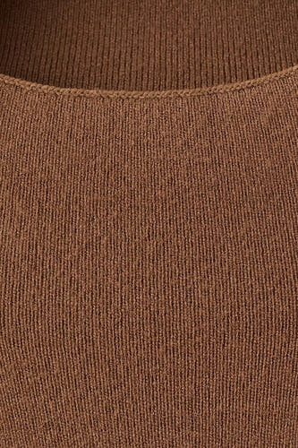 Sweat-shirt marron avec col montant de MANGO, gros plan sur la texture tricotée.