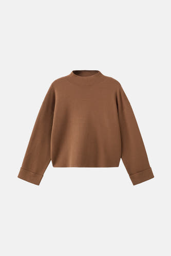 Pull marron avec col montant de MANGO, avec des manches retroussées et un design simple.
