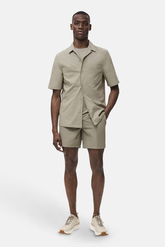 T-shirt kaki MANGO avec manches courtes, poche poitrine et fermeture à boutons.
