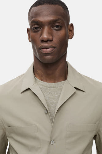 Chemise colorée à manches courtes de MANGO, avec col boutonné et poches brodées.