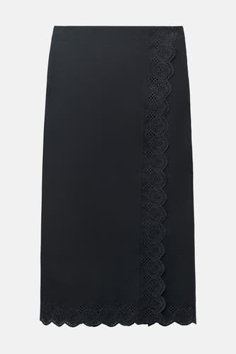 Robe longue noire de MANGO, avec une élégante broderie le le bord.