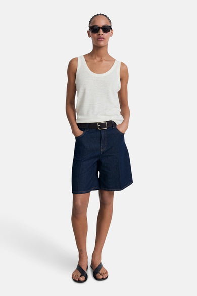 Sous-vêtement beige de MANGO, porté avec des shorts en denim, une ceinture noire et des sandales.