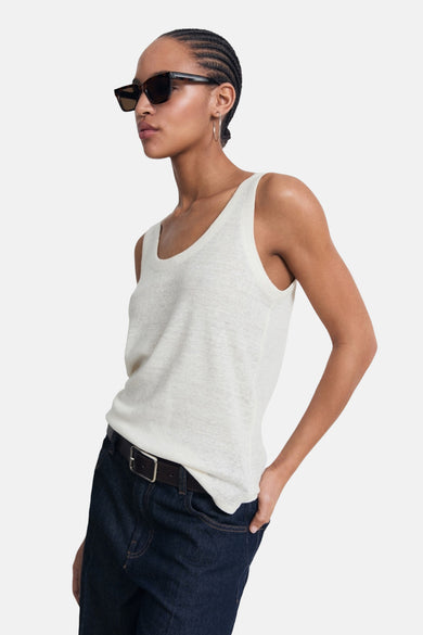 Sous-vêtement beige de MANGO, porté avec un jean foncé à ce et une lunette de soleil.