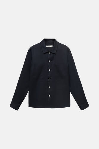 Chemise bleue marine à manches longues de MANGO, avec une coupe droite, un col boutonné et des poches po.