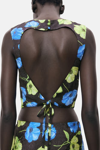Blouse sans manches multicolore de MANGO, avec imprimé floral, décolleté dos et détail rayé.