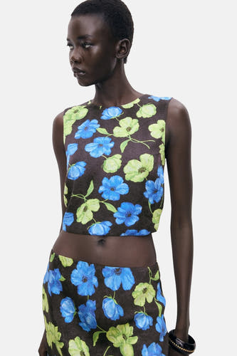 Blouse multicolore sans manches de MANGO, avec un imprimé fleuri en bleu et vert.
