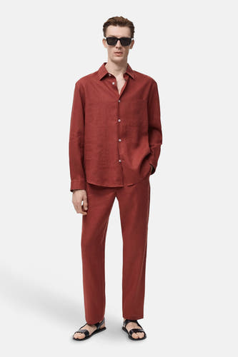 Rood, linnen overhemd met lange mouwen van MANGO, met borstzak en gedragen met bijpassende broek en sandalen.
