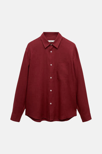 Chemise rouge à manches longues de MANGO, avec col boutonné et poche poitrine.