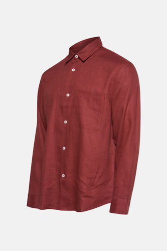 Chemise rouge à manches longues de MANGO, avec une poche brodée sur la poitrine et des boutons blancs.