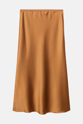 Jupe longue brune de MANGO, avec une texture lisse et brillante et une ceinture simple.