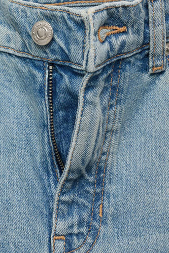 Lichtblauwe flared jeans van MANGO, met ritssluiting en knoopdetail aan de voorkant.
