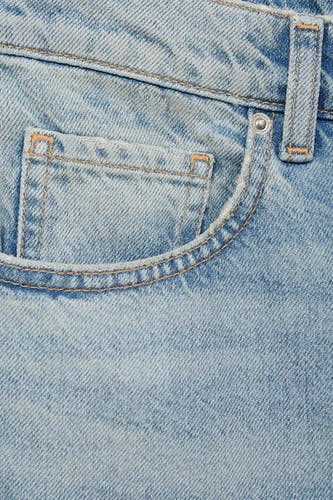 Jean flare bleu clair de MANGO, avec détails de poche et boutons.