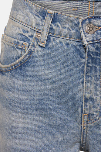 Jean flare bleu clair de MANGO, avec poches, passants et détail de bouton.