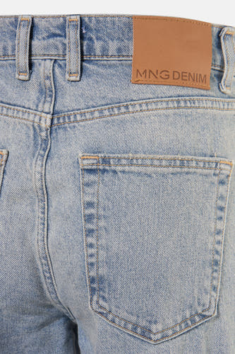 Jean en denim bleu clair évasé de MANGO, avec des passants et une étiquette en cuir marron sur la ceinture.