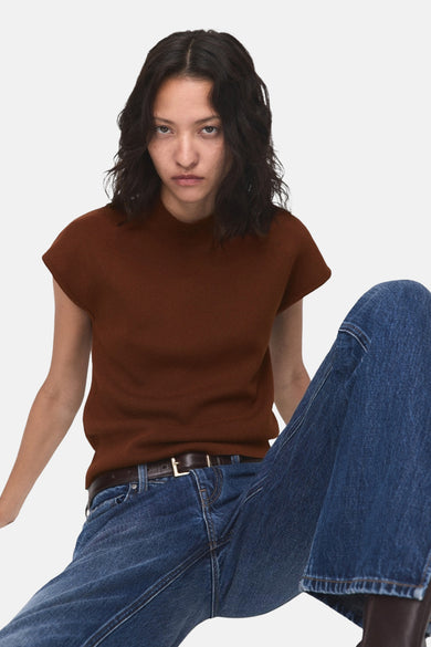 T-shirt sans manches marron de MANGO, vu de derrière, associé à des jeans bleus.