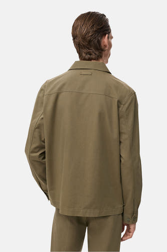 Chemise verte à manches longues de MANGO, vue de derrière, avec un col et un revers plat.
