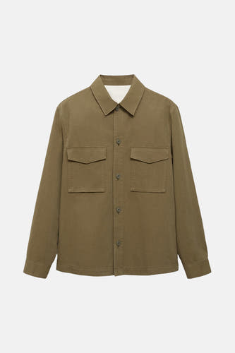 Chemise verte à manches longues de MANGO, avec poches brodées et fermeture à boutons.