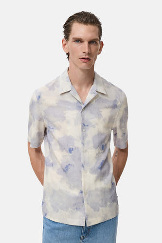 Chemise multicolore à manches courtes de MANGO, avec un motif nuages abstraits.