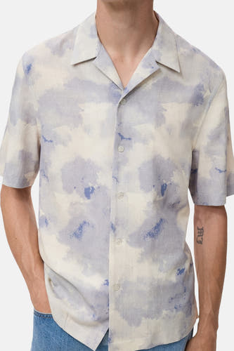 Chemise multicolore à manches courtes de MANGO, avec un motif nuageux et une encolure décontractée.