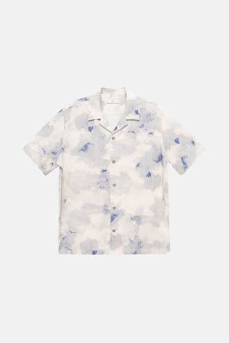 Chemise multicolore à manches courtes de MANGO, avec un motif nuages abstraits et une fermeture à boutons.