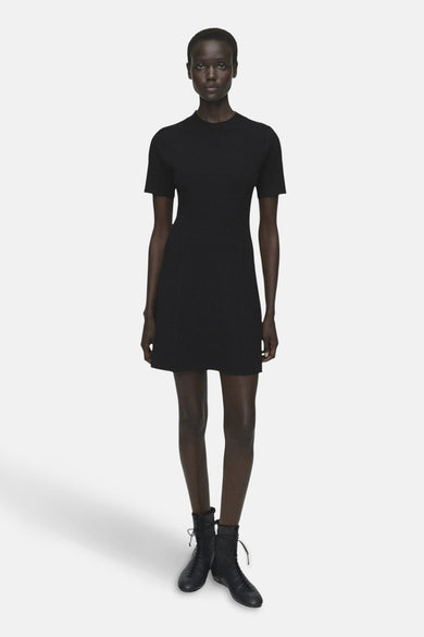 Robe noire à manches courtes de MANGO, avec une texture rayée autour du col rond.