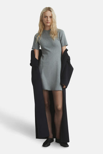 Vêtement gris à manches courtes de MANGO, avec une longue veste sombre et un string noir.